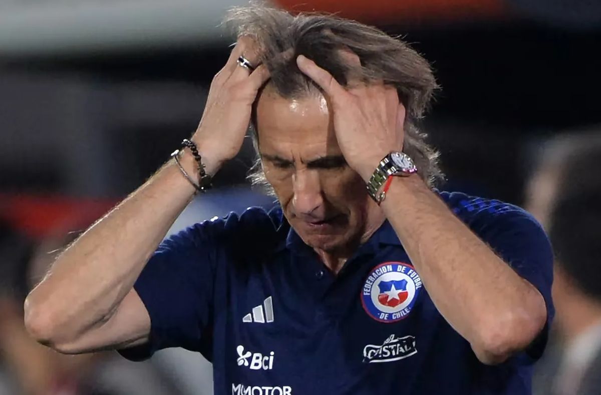 Ricardo Gareca se agarra la cabeza.