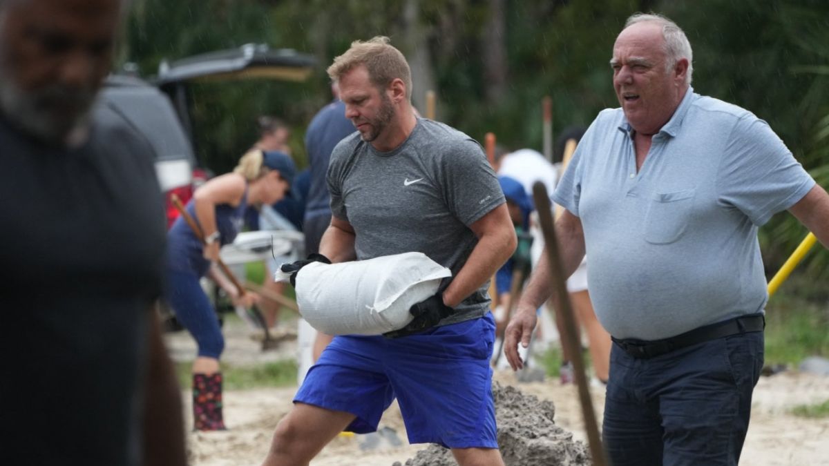 Los residentes de Florida se preparan ante el huracán Milton, recibiendo sacos de arena gratuitos para proteger sus hogares y negocios de posibles inundaciones Los residentes de Florida se preparan ante el huracán Milton, recibiendo sacos de arena gratuitos para proteger sus hogares y negocios de posibles inundaciones
