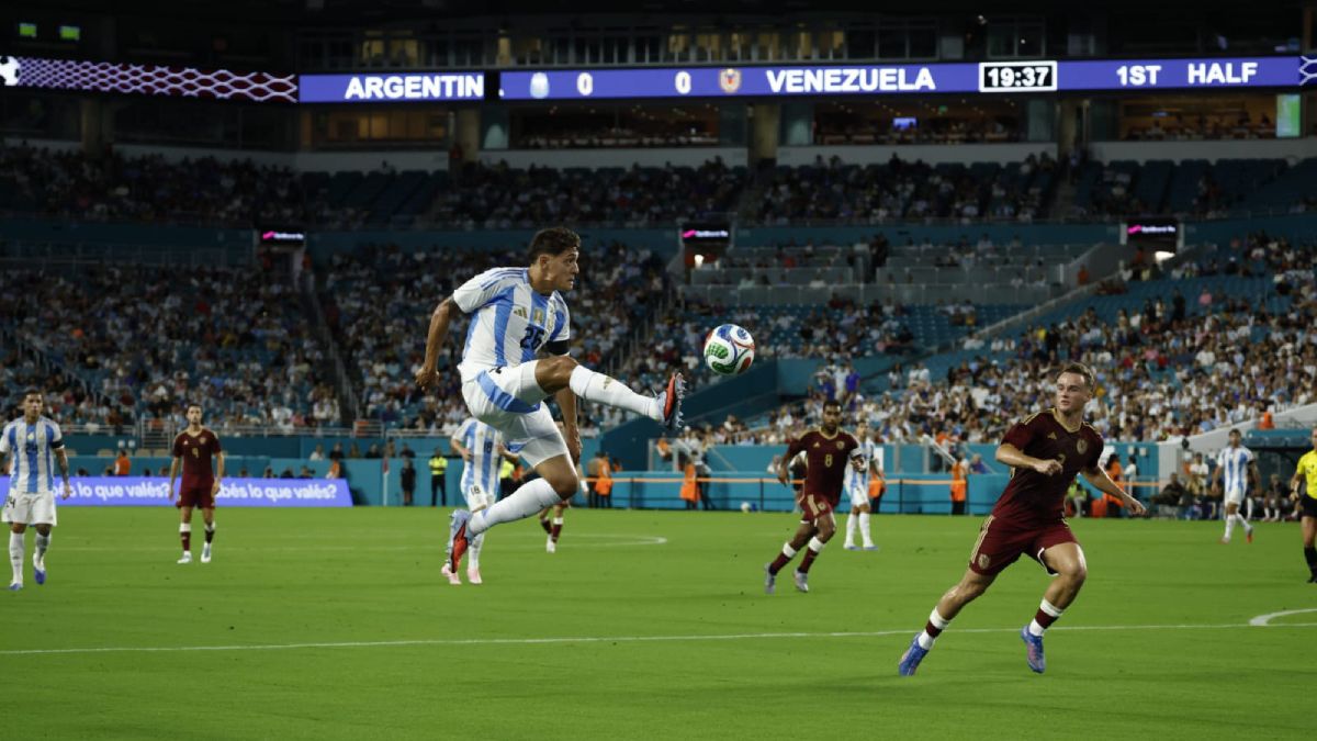 Pirueta de Nahuel Molina. La Selecci&oacute;n argentina hizo un buen ensayo frente a Venezuela y la buena respuesta del arquero Contreras evit&oacute; una resultado m&aacute;s abultado.