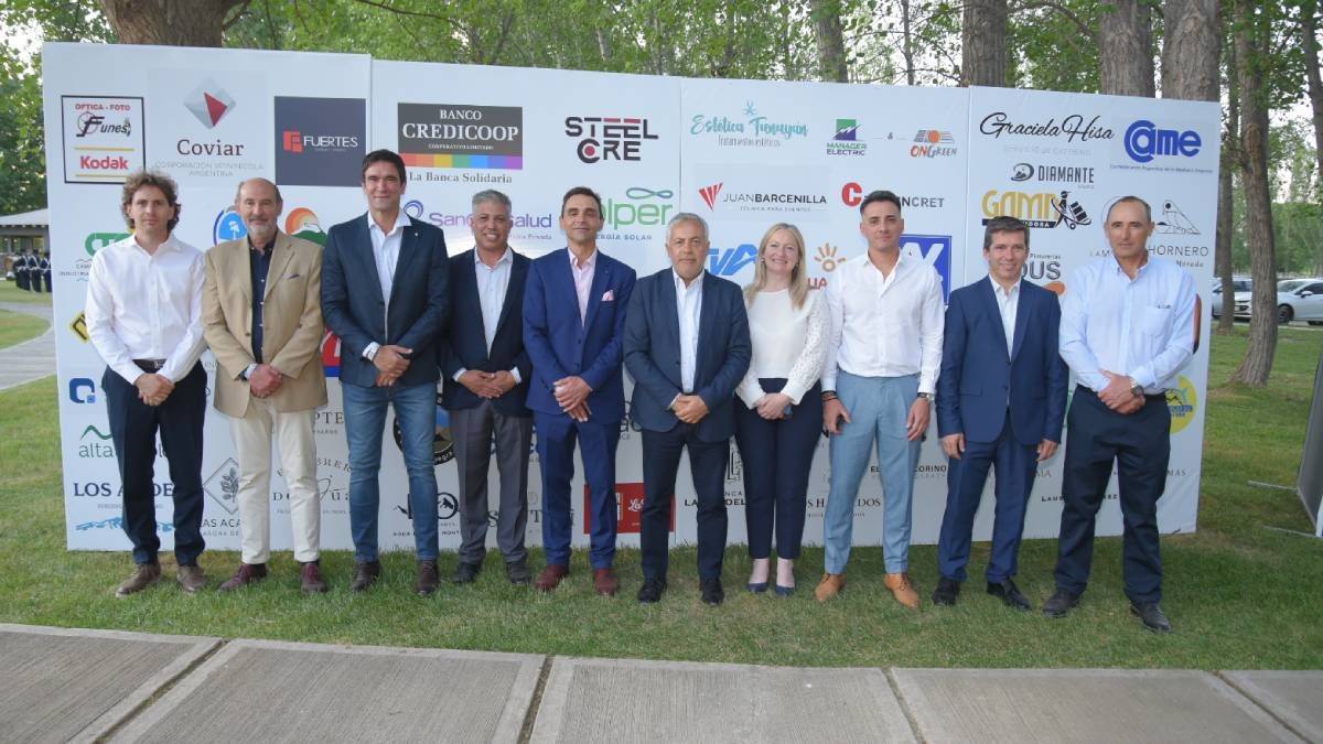 Alfredo Cornejo junto a la gobernadora Hebe Casado, intendentes y funcionarios. Alfredo Cornejo junto a la gobernadora Hebe Casado, intendentes y funcionarios.