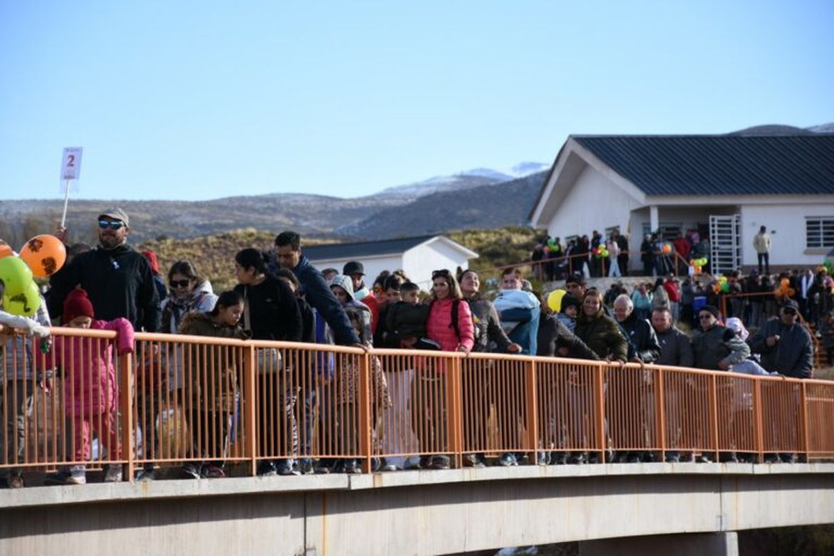 Mucho público asistió a la ianuguración. Mucho público asistió a la ianuguración.