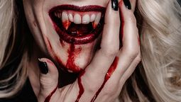 Mezclando solo 2 ingredientes, crea sangre falsa para asustar a todos en Halloween Mezclando solo 2 ingredientes, crea sangre falsa para asustar a todos en Halloween