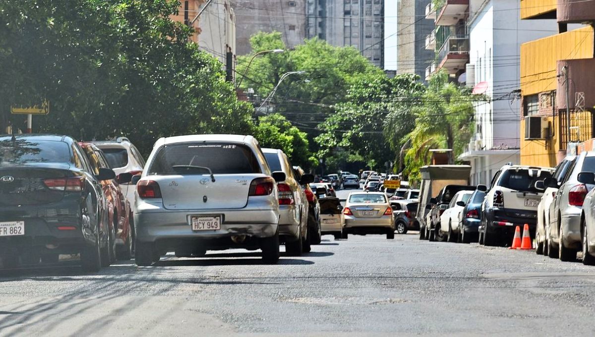 Ojo con la nueva multa por estacionar en doble fila cuando buscás a tu hijo en la escuela