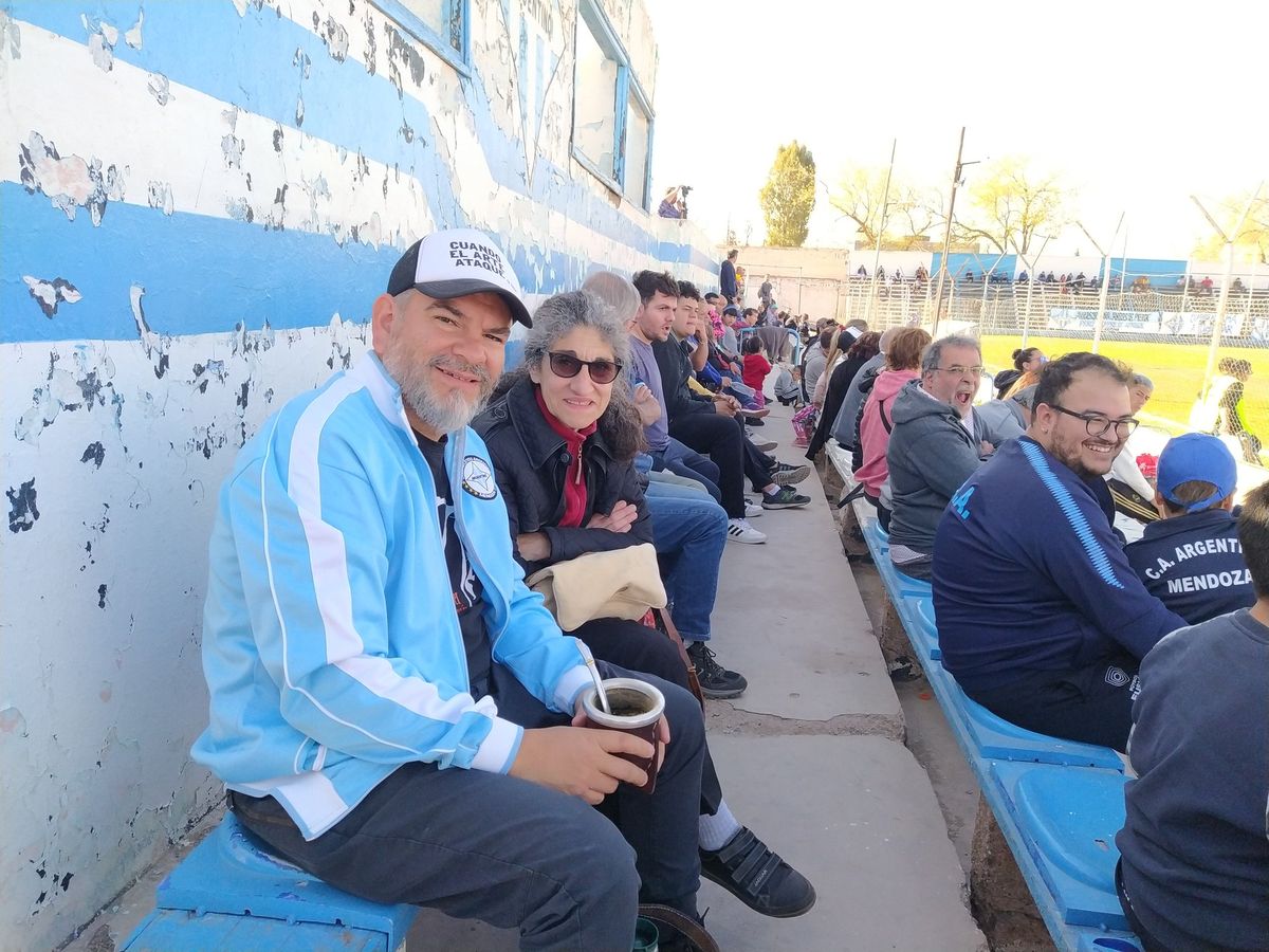 Diego Gareca, ex titular de Cultura de la provincia y actual funcionario de Godoy Cruz, junto a Paula, hija de Armando Tejada Gómez, en la platea de Atlético Argentino. Se sumaron a los homenajes del Boli a Marciano Cantero. 