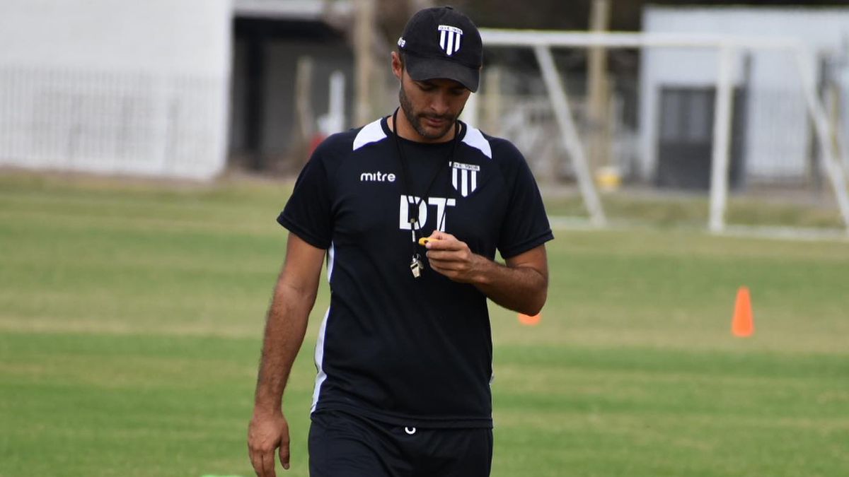 El entrenador de Gimnasia y Esgrima, Joaquín Sastre.
