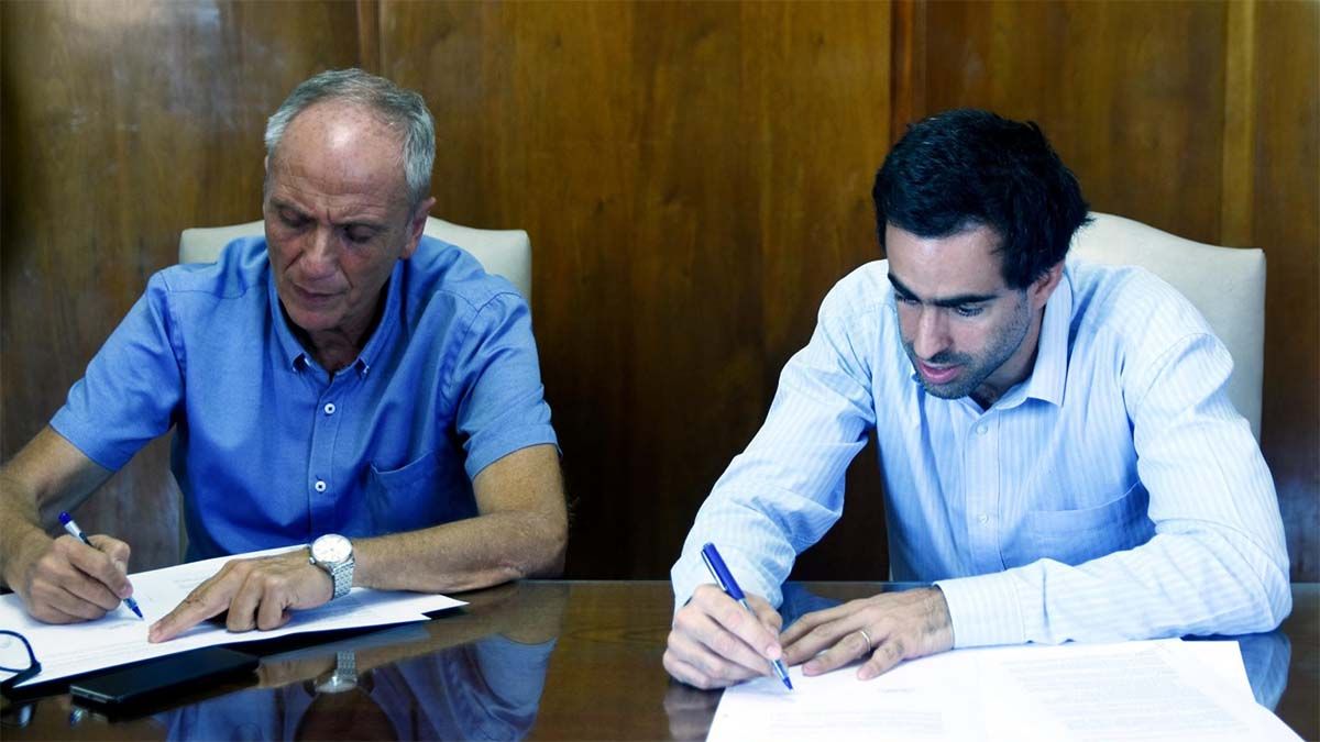 El intendente de San Martín, Raúl Rufeil, y el ministro de Hacienda, Víctor Fayad, firmaron el acuerdo para la remodelación de la terminal.