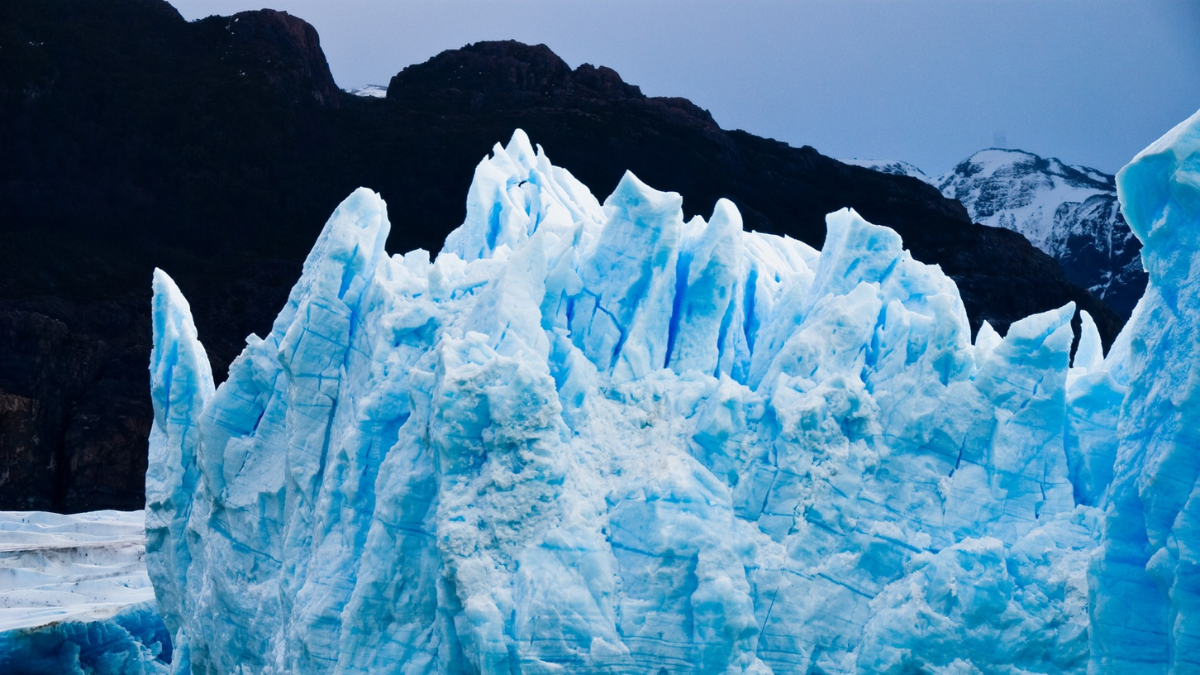 Video un escalador se encontró en una situación extrema mientras ascendía un glaciar