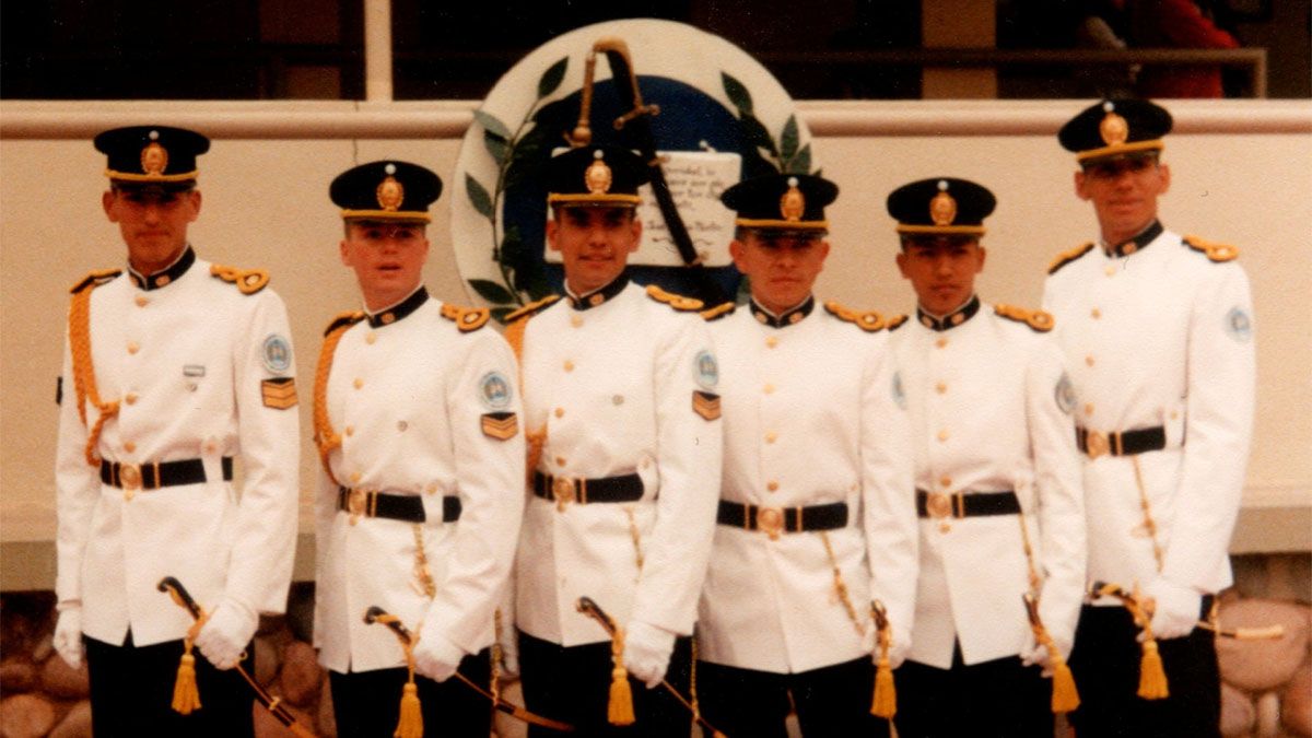 De gala en la Escuela de Cadetes, los primeros promedios, entre los que estaba Camilo Uvilla