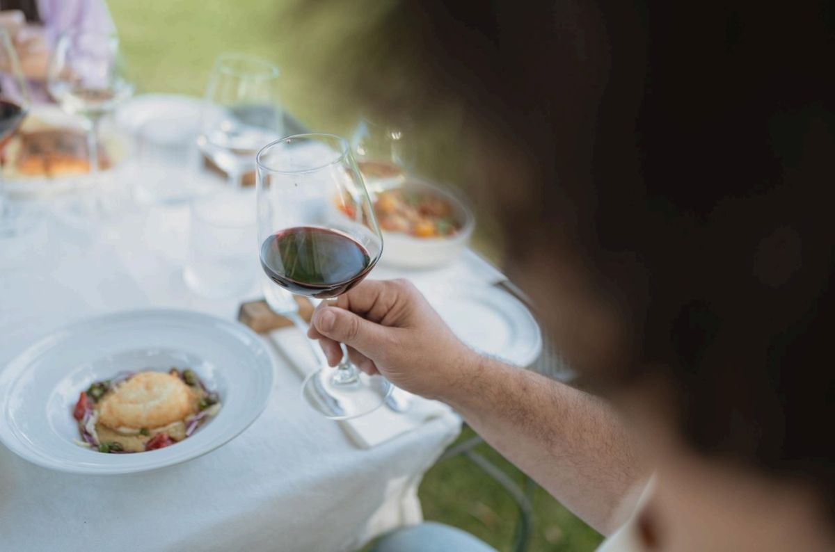 Desde hace unos 10 años, la gastronomía y el vino se amalgaman en bodegas mendocinas. Desde hace unos 10 años, la gastronomía y el vino se amalgaman en bodegas mendocinas.