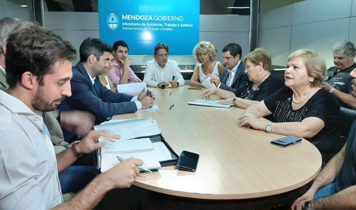 En el medio de la foto y a la derecha, la titular de AMPROS, Isabel Del Pópolo.