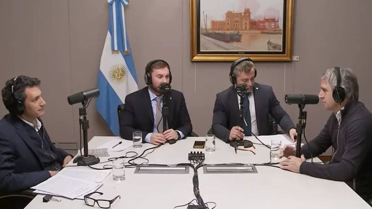 El ministro de Economía, Luis Caputo, estrenó su canal de Youtube respondiendo preguntas a su entrevistador o moderador Felipe Núñez, asesor de esa cartera. El ministro de Economía, Luis Caputo, estrenó su canal de Youtube respondiendo preguntas a su entrevistador o moderador Felipe Núñez, asesor de esa cartera.