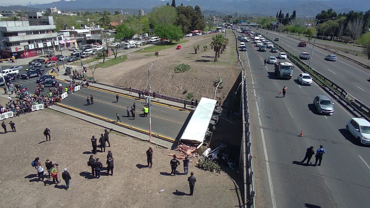 La Policía hizo cortes para desviar el tránsito y evitar que la gente llegara hasta el camión lleno de carne tras el accidente en Guaymallén. La Policía hizo cortes para desviar el tránsito y evitar que la gente llegara hasta el camión lleno de carne tras el accidente en Guaymallén.