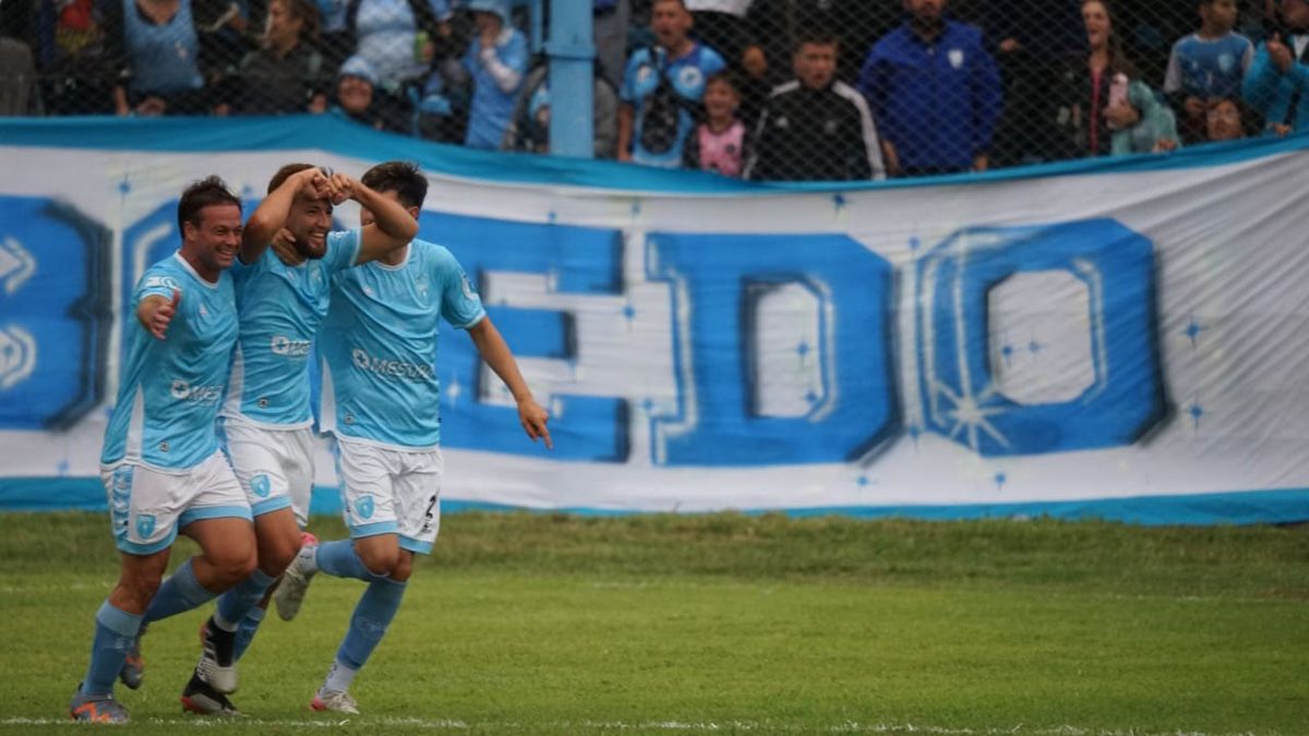 Santiago López celebra el gol de Gutiérrez Sport Club.
