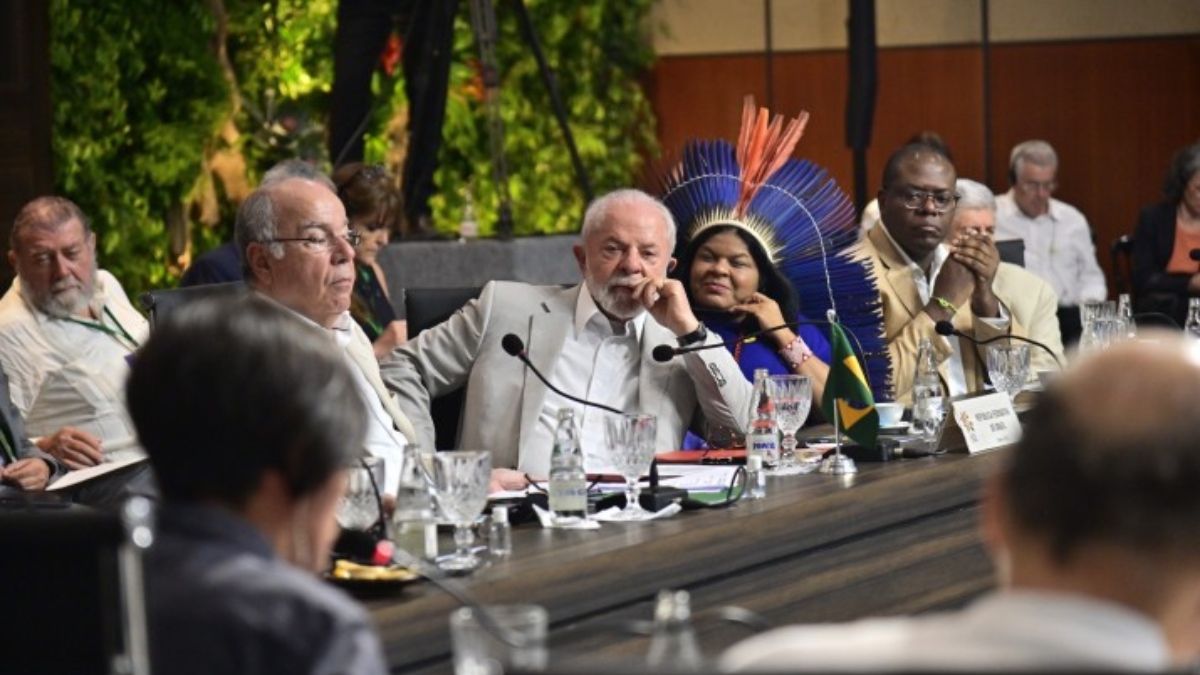 El presidente brasileño Lula da Silva durante las negociaciones de la Cumbre Amazónica. La Declaración de Belém insta a los países desarrollados a cumplir su promesa de movilizar 100.000 millones de dólares anuales para la financiación de la lucha contra el cambio climático, pero se omitió el compromiso de deforestación cero en la Amazonía (Imagen: Cristian Garavito / Presidencia de Colombia) El presidente brasileño Lula da Silva durante las negociaciones de la Cumbre Amazónica. La Declaración de Belém insta a los países desarrollados a cumplir su promesa de movilizar 100.000 millones de dólares anuales para la financiación de la lucha contra el cambio climático, pero se omitió el compromiso de deforestación cero en la Amazonía (Imagen: Cristian Garavito / Presidencia de Colombia)