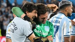El DT de Racing Gustavo Costas celebra la clasificación a las semifinales del Torneo Clausura con el héroe de la noche, el arquero facundo Cambeses, que atajó dos penales ante Tigre.