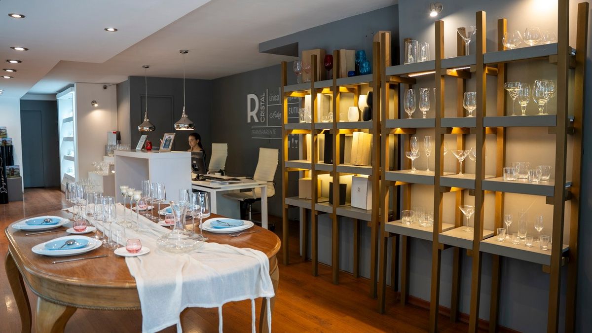 La empresa de Cecilia Ruiz vende sus copas de vino a las más prestigiosas bodegas locales, así como a restaurantes y bares. La empresa de Cecilia Ruiz vende sus copas de vino a las más prestigiosas bodegas locales, así como a restaurantes y bares.