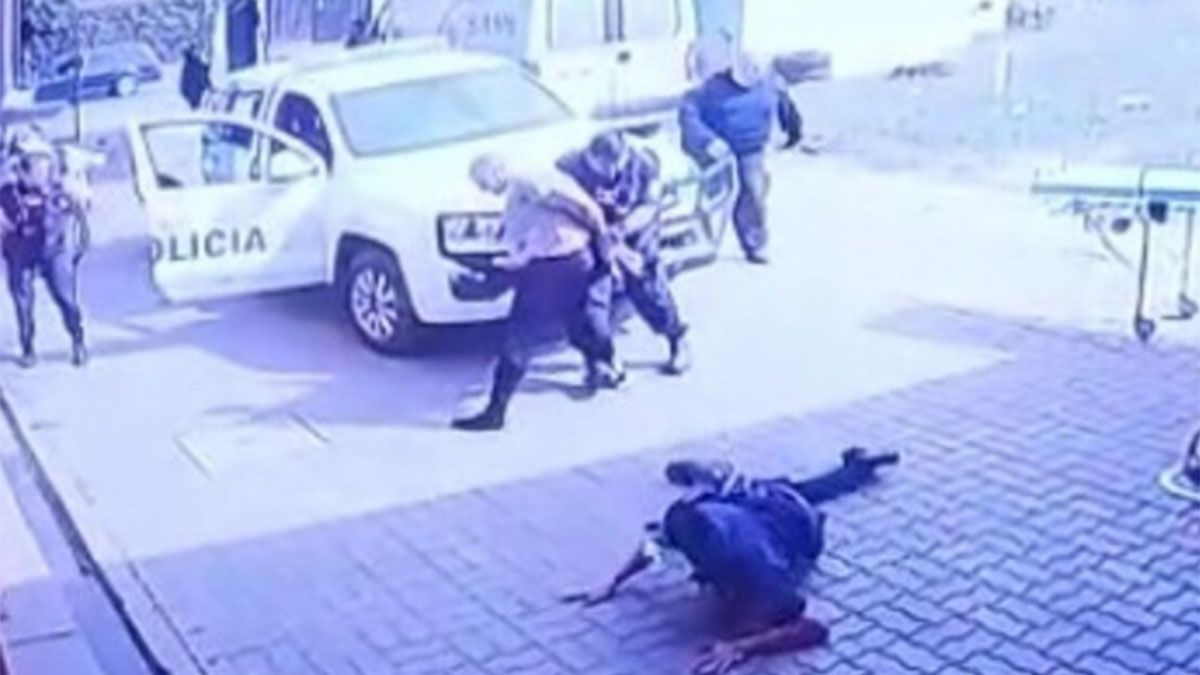 Video: un preso le robó el arma a un policía y lo baleó