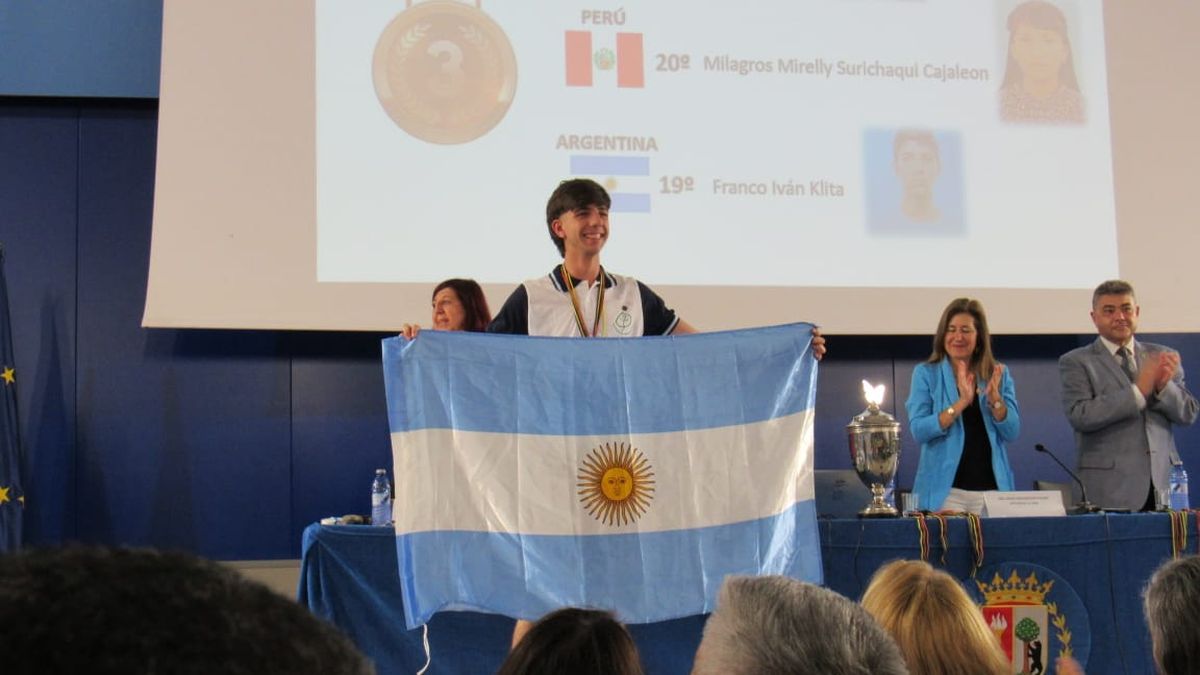 El alvearense Franco Klita desplegó la bandera argentina al momento de recibir su medalla de bronce. El alvearense Franco Klita desplegó la bandera argentina al momento de recibir su medalla de bronce.