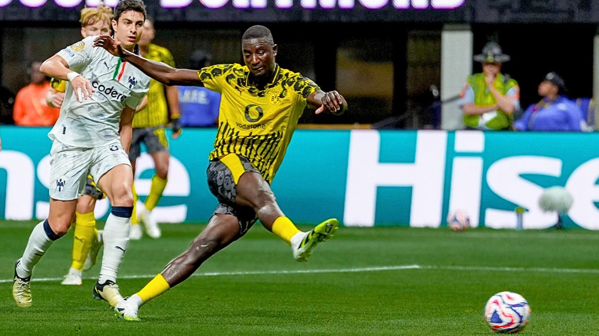Guirassy hizo los dos goles del Dortmund.