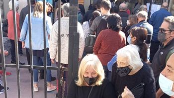 Quejas por las largas colas y la falta de distanciamiento social