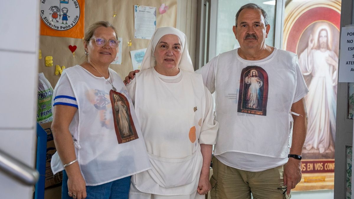 Claudia Flores, la hermana Norma y Adalberto Casado, integrantes de la Pastoral de la Salud "Jesús Misericordioso" del Hospital Humberto Notti. Claudia Flores, la hermana Norma y Adalberto Casado, integrantes de la Pastoral de la Salud "Jesús Misericordioso" del Hospital Humberto Notti.