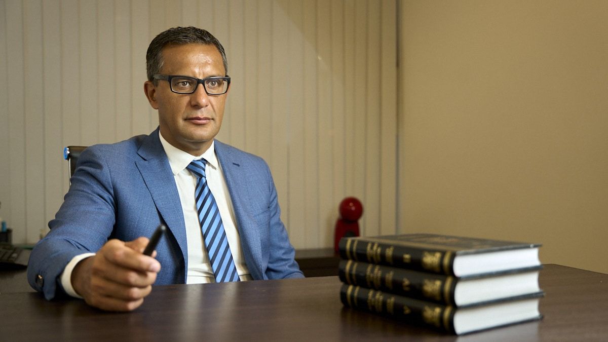 El juez Sebastián Sarmiento es quien le dio la libertad condicional a Roberto Pereyra, el delincuente que asaltó y mató al policía retirado Héctor Pelayes en su casa de Guaymallén. El juez Sebastián Sarmiento es quien le dio la libertad condicional a Roberto Pereyra, el delincuente que asaltó y mató al policía retirado Héctor Pelayes en su casa de Guaymallén.