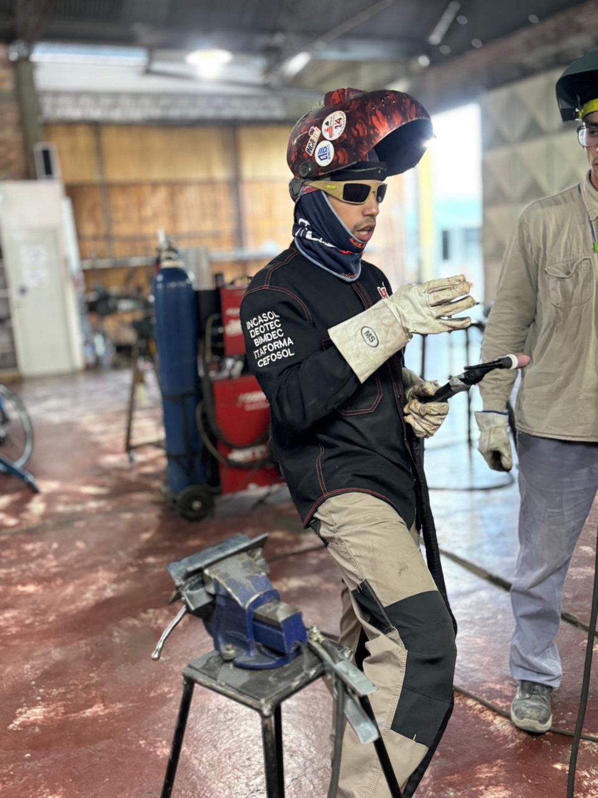 Su desempeño como soldador y su trabajo en el instituto de soldadura que fundó en San Rafael lo llevaron a Matías a integrar el jurado internacional de una competencia de soldadura en Barcelona, España. Su desempeño como soldador y su trabajo en el instituto de soldadura que fundó en San Rafael lo llevaron a Matías a integrar el jurado internacional de una competencia de soldadura en Barcelona, España.