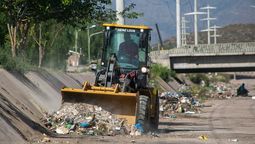 La Ciudad de Mendoza advirtió la aplicación de severas sanciones y multas para quienes tiren basura en acequias o canales de agua.
