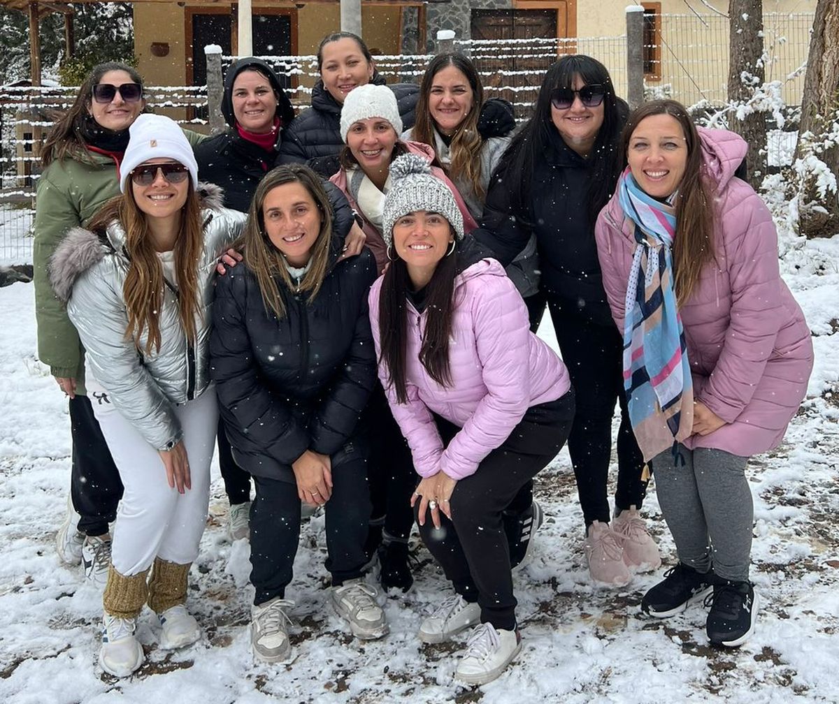 La conductora de Canal 7 en una postal con sus amigas disfrutando de la nieve. La conductora de Canal 7 en una postal con sus amigas disfrutando de la nieve.