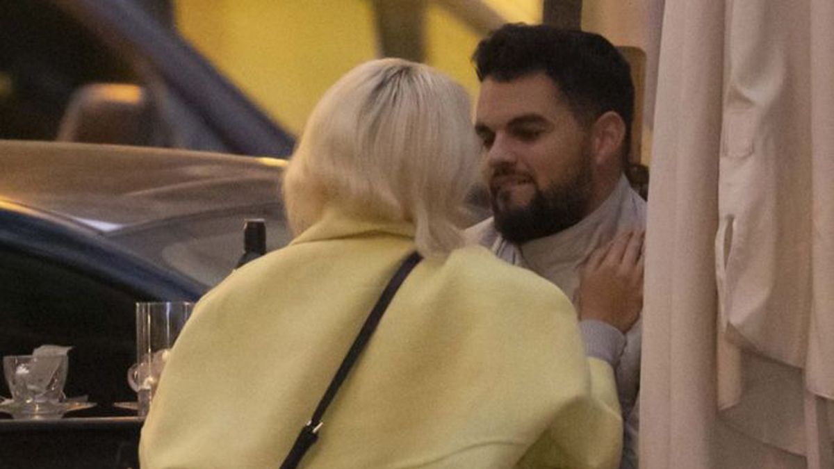 Lali hizo referencia a las fotos con su compañero de trabajo.