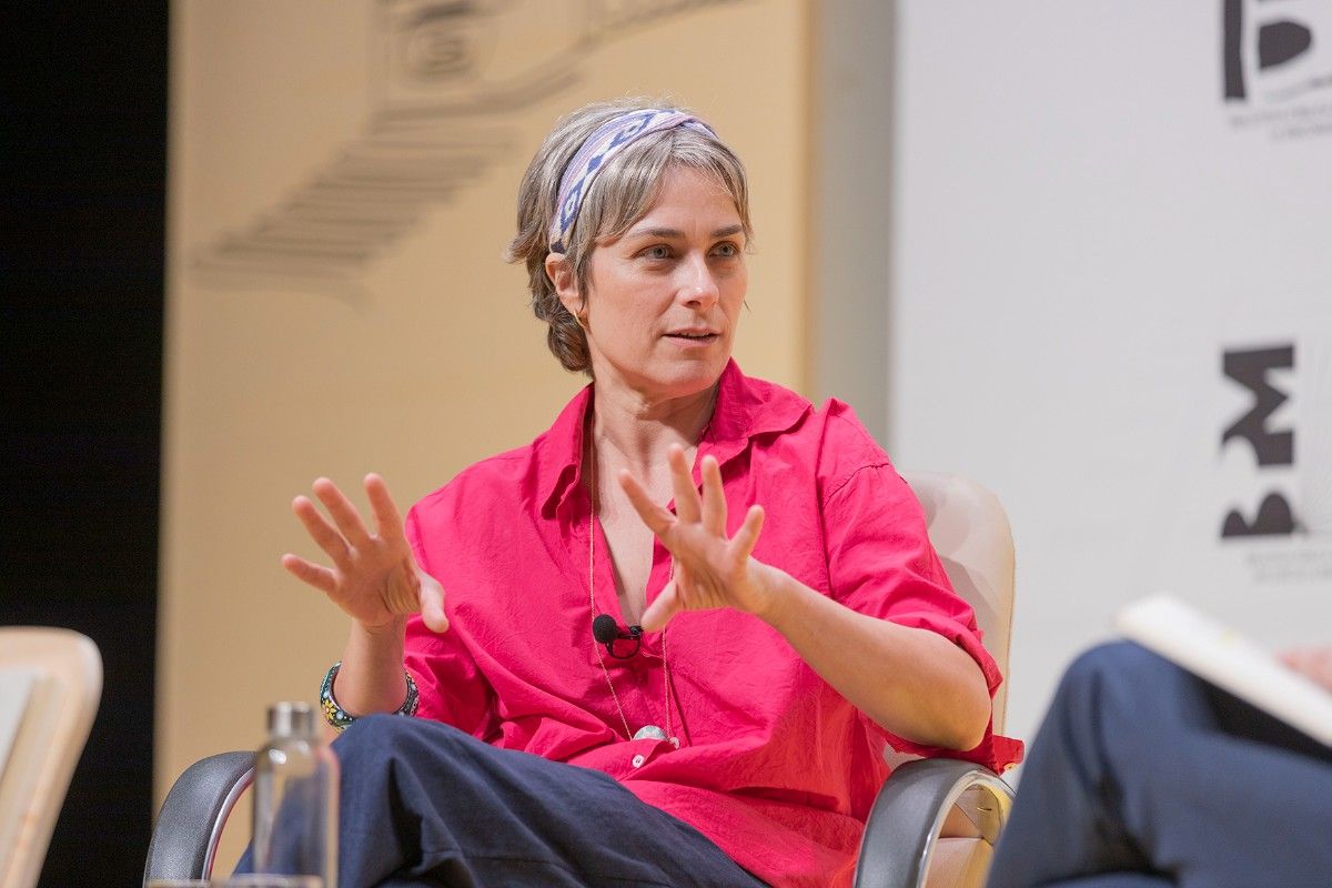 Otra definición de Sara: "En un sistema tan grande las responsabilidades quedan diluidas". Otra definición de Sara: "En un sistema tan grande las responsabilidades quedan diluidas".