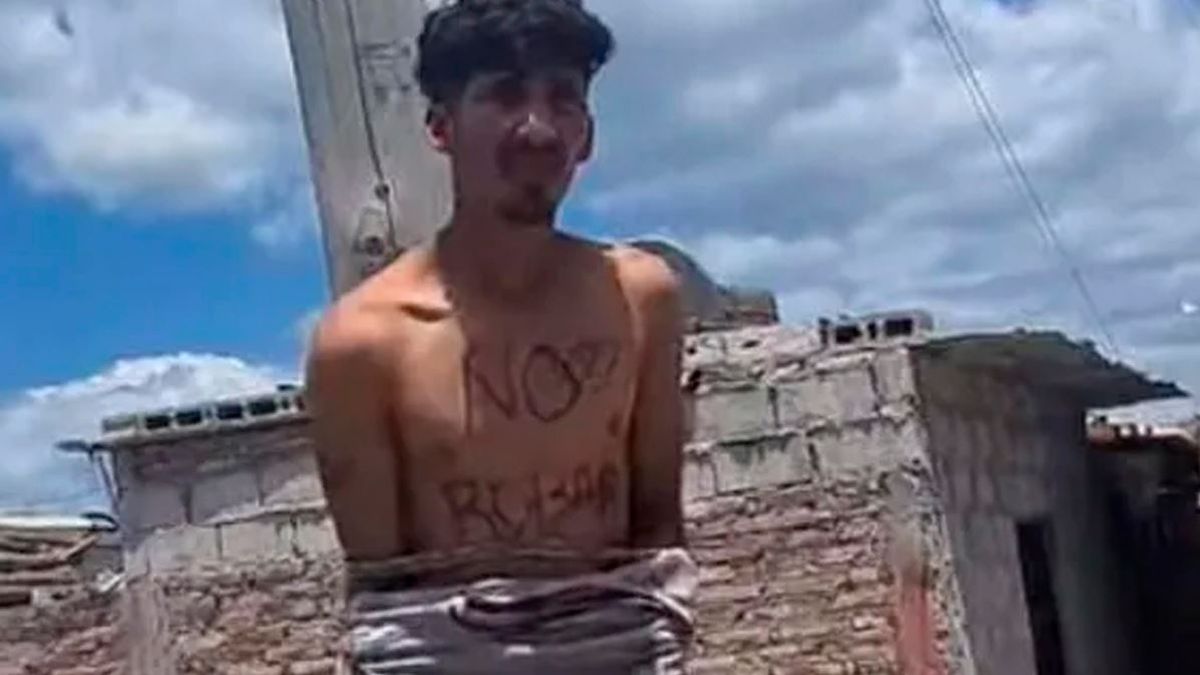 Lo ataron por ladrón. Este es uno de los ladrones que fue atado por un comerciante a un poste de luz. Lo ataron por ladrón. Este es uno de los ladrones que fue atado por un comerciante a un poste de luz.