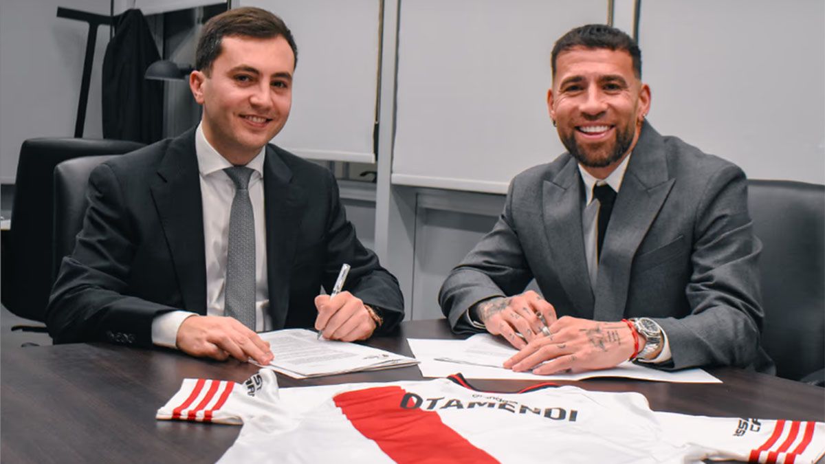 El titular de River, Stefano Di Carlo, sonrie junto a Otamendi.