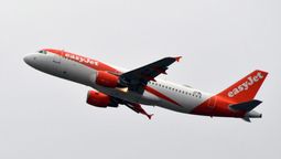 Sexo en el aire. Los agarraron teniendo sexo en pleno vuelo y los detuvieron.