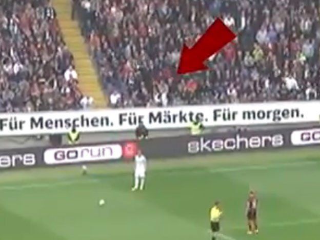 De tanto repudiar a los jugadores se desplomó desde la tribuna