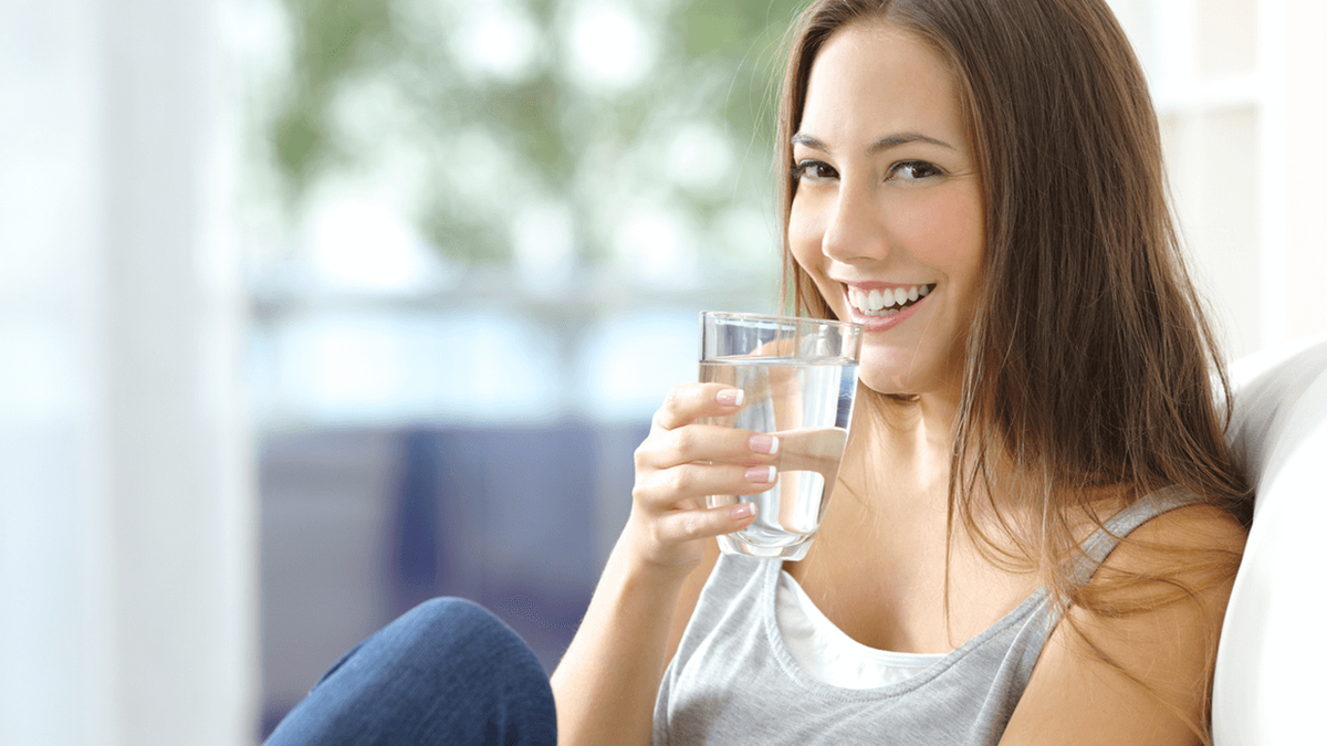 Luego de vomitar es mejor tomar un vaso de agua, y esperar unas horas hasta cepillarse los dientes. Imagen: Pixabay Luego de vomitar es mejor tomar un vaso de agua, y esperar unas horas hasta cepillarse los dientes. Imagen: Pixabay