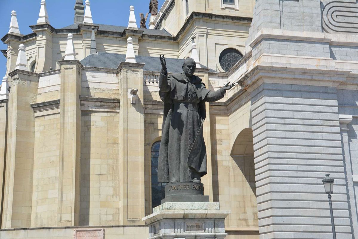 La escultura de Juan Pablo II está ubicada en La Almudena, Madrid, España. La escultura de Juan Pablo II está ubicada en La Almudena, Madrid, España.
