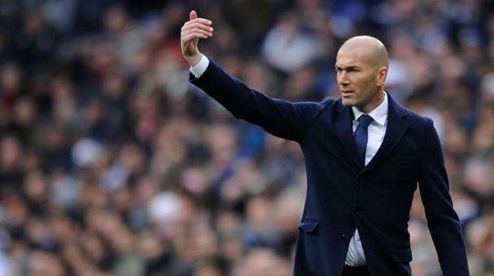 Tapate: Zidane casi se queda desnudo en pleno partido