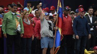 Como un soldado, Maradona acompañó a Maduro en el cierre de campaña