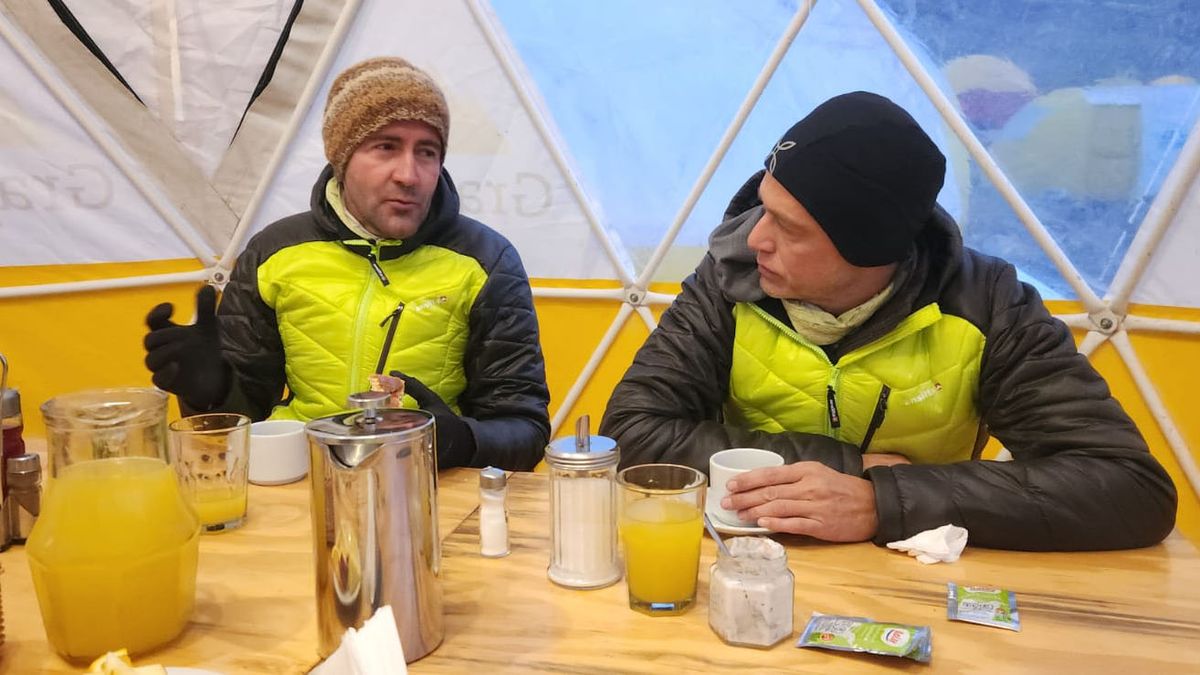 El gran desayuno del equipo cumbre de El Siete. El médico de altura y guía Nacho Rogé junto al especialista en andiovisual de montaña Pablo Betancourt. El gran desayuno del equipo cumbre de El Siete. El médico de altura y guía Nacho Rogé junto al especialista en andiovisual de montaña Pablo Betancourt.