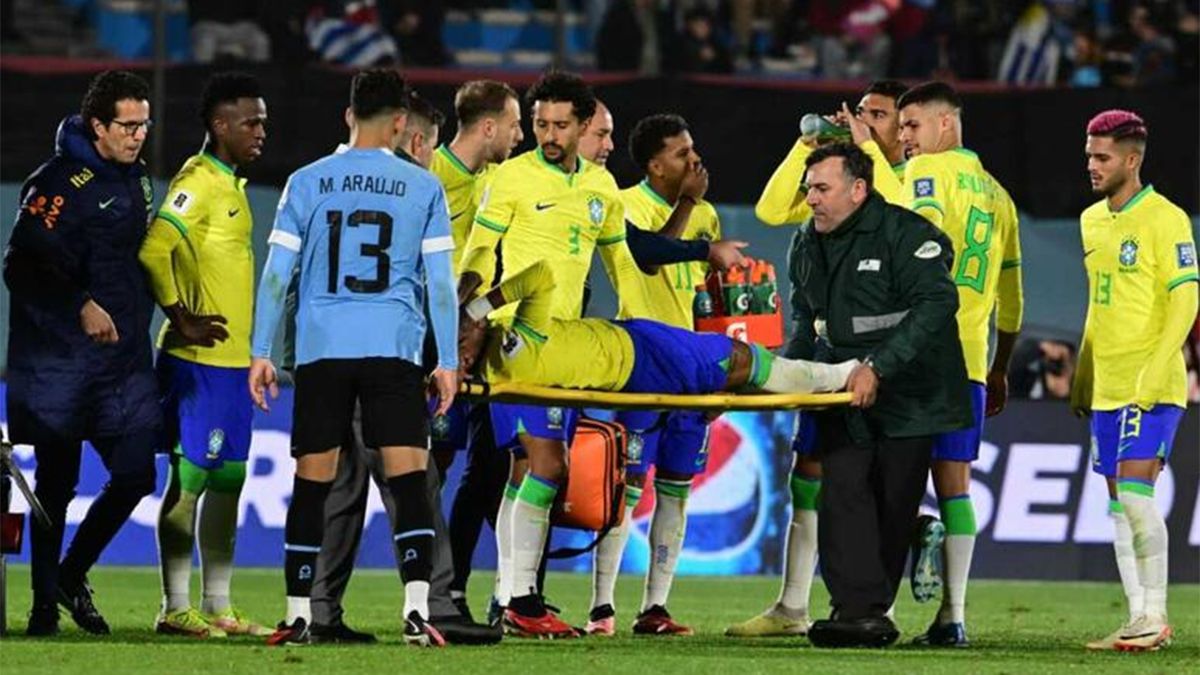 Neymar sufrió una rotura de ligamento cruzado y meniscos de la rodilla izquierda el 17 de octubre, en la derrota por 2 a 0 de la Selección de Brasil frente a Uruguay en Montevideo Neymar sufrió una rotura de ligamento cruzado y meniscos de la rodilla izquierda el 17 de octubre, en la derrota por 2 a 0 de la Selección de Brasil frente a Uruguay en Montevideo