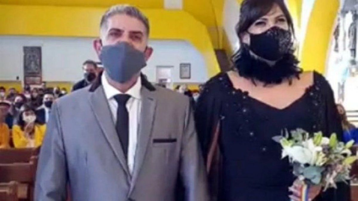 Casamiento inclusivo. Una mujer trans y un hombre se casaron por iglesia con toda la liturgia católica.
