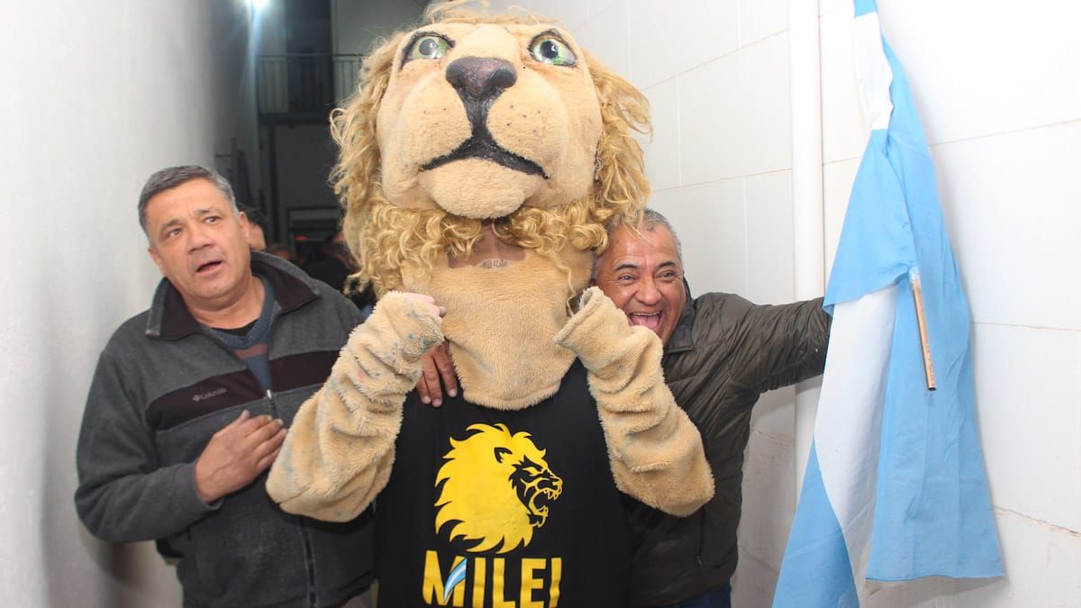 Javier Milei superó ampliamente a otros frentes en las PASO 2023 en Mendoza. El liberalismo consiguió acercarse a sectores que tradicionalmente elegían a otras fuerzas. Javier Milei superó ampliamente a otros frentes en las PASO 2023 en Mendoza. El liberalismo consiguió acercarse a sectores que tradicionalmente elegían a otras fuerzas.