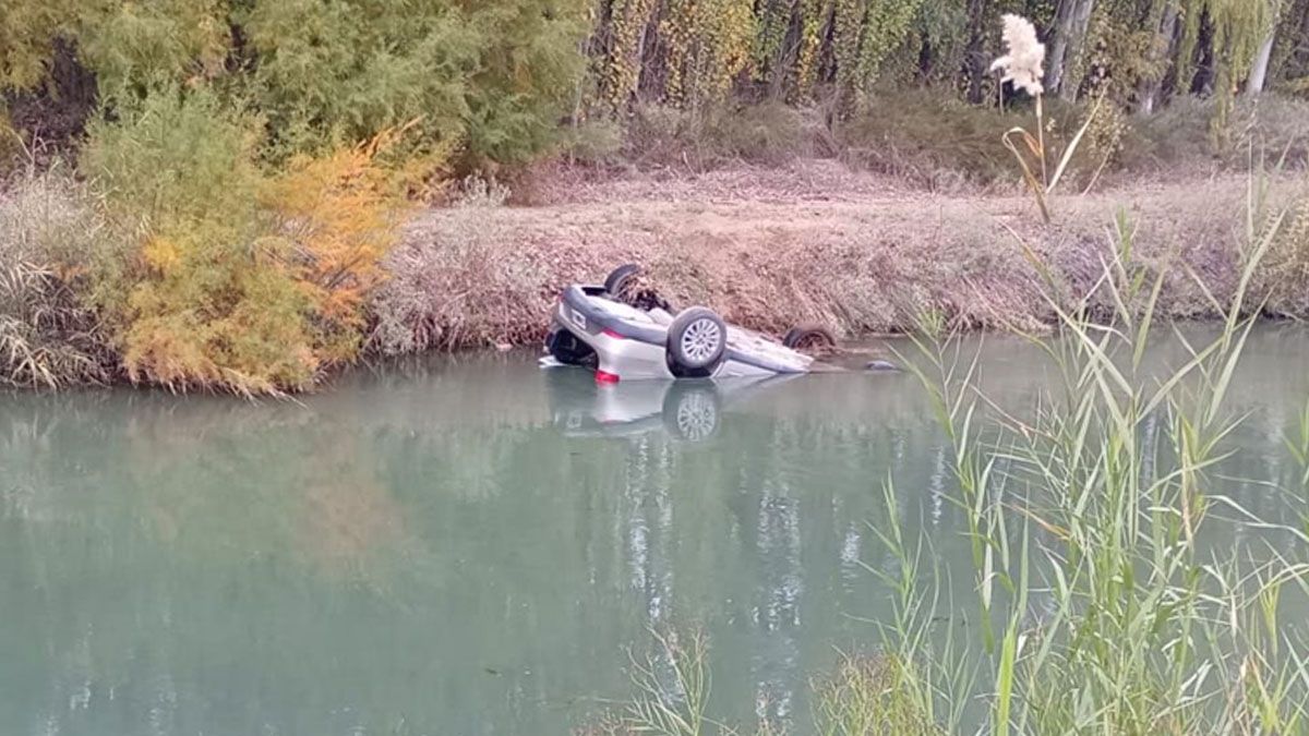 Tragedia y conmoción: hallaron un hombre sin vida en el interior de un auto sumergido en el agua