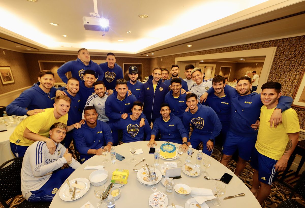 En la concentración, el plantel de Boca celebró el cumpleaños de Juan Ramírez