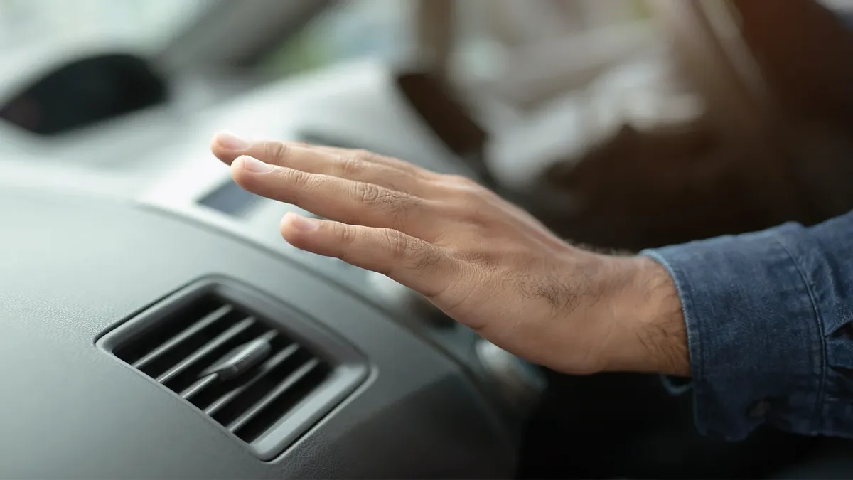 El aire acondicionado y la calefacción, entre los que más gastan batería y limitan el alcance de los autos eléctricos.