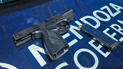 El arma 9 mm que tenía el sujeto que fue detenido en Guaymallén tras amenazar a otro hombre. El arma 9 mm que tenía el sujeto que fue detenido en Guaymallén tras amenazar a otro hombre.