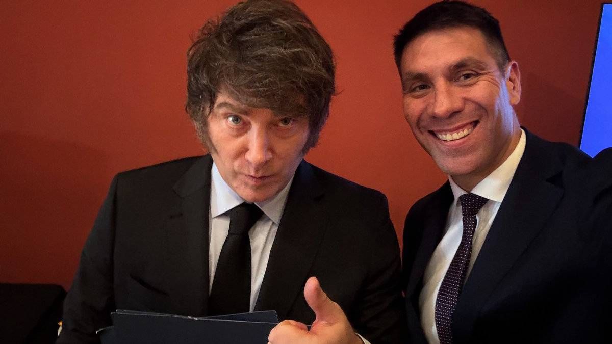 Facundo Correa Llano y el presidente Javier Milei, luego de que el diputado nacional fuera ungido como presidente de La Libertad Avanza en Mendoza. Facundo Correa Llano y el presidente Javier Milei, luego de que el diputado nacional fuera ungido como presidente de La Libertad Avanza en Mendoza.