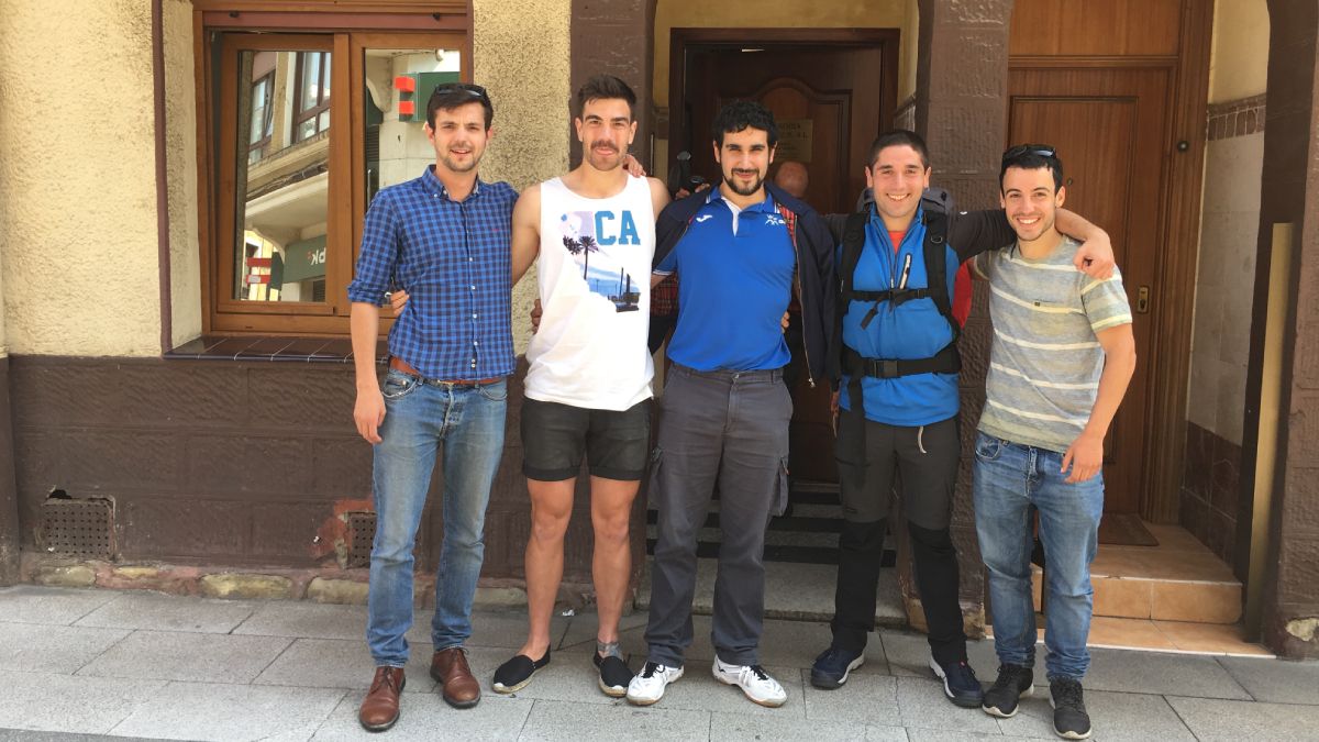 Bati, mochila al hombro, se despide de sus amigos en su pueblito, Urduliz, cerca de Bilbao, en el País Vasco, España.
