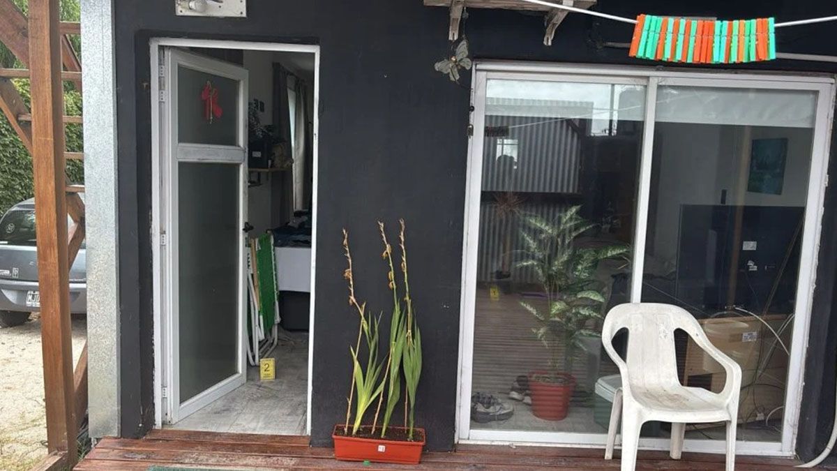 El hombre asesinado vivía solño en la casa de dos ambientes y el crimen podría tener relación a una situación de índole sexual.